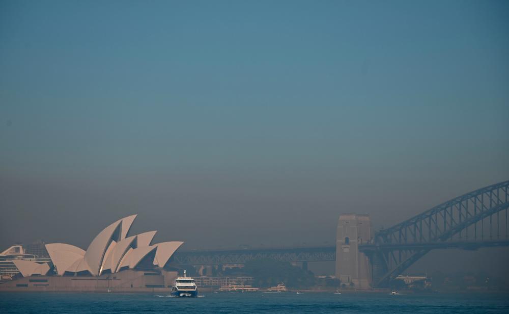 Smoke from bushfires blanket Sydney on Nov 19. — AFP