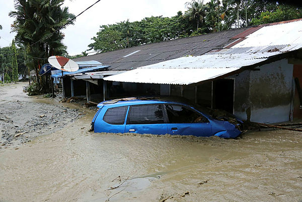 This handout picture taken and released by Indonesia’s Badan Nasional Penanggulangan Bencana (BNPB), the accident mitigation agency, on March 19, 2019 shows a flooded area in Sentani. — AFP