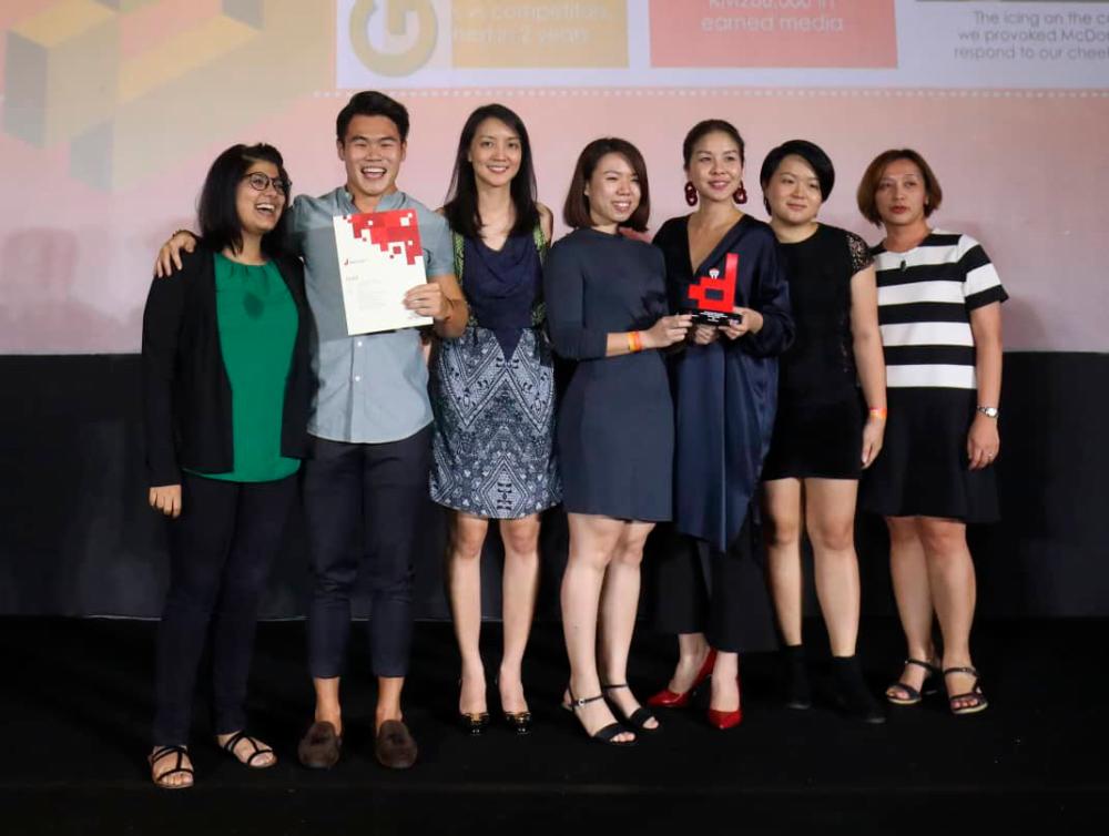Google Malaysia Consumer Product Goods Industry Head Chua Jia Wen presenting MDA’s Best Intergrated Digital Media Campaign award to Universal McCann team at the MDA’s Awards 2019 in Ruyi &amp; Lyn Restaurant, Bangsar. — Sunpix by Masry Che Ani