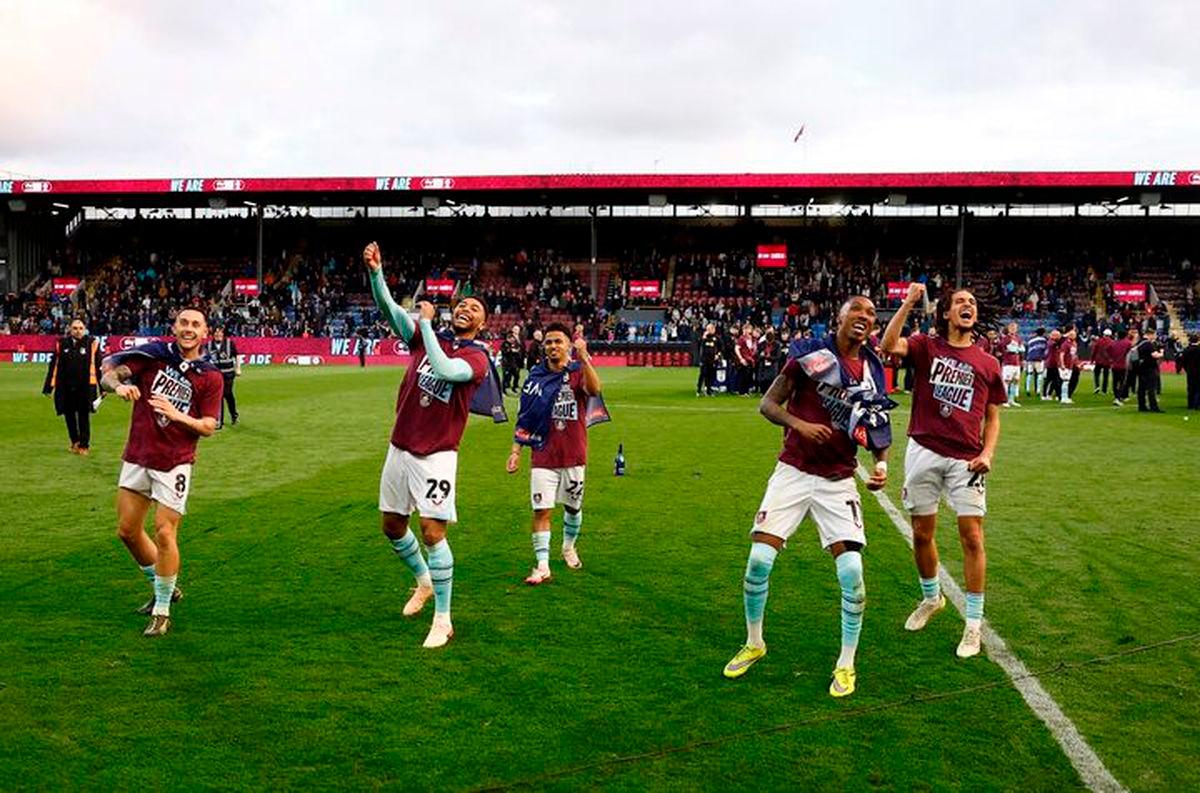 Burnley players celebrate after being promoted to the Premier League Action Images- REUTERSpix