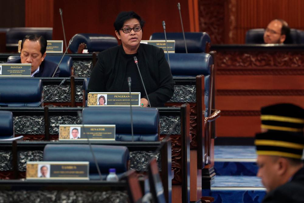 KUALA LUMPUR, 21 Mac -- Menteri Undang- Undang Dan Reformasi Institusi Datuk Seri Azalina Othman Said ketika membentangkan usul Jawatankuasa Pilihan Khas Dewan Rakyat pada Mesyuarat Pertama Penggal Kedua Parlimen ke-15 di Bangunan Parlimen hari ini/fotoBERNAMA