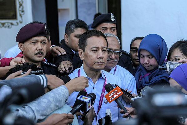 EC Chairman Azhar Azizan Harun speaks to reporters at the Brincang Police Station, Tanah Rata on Jan 22, 2019. — Bernama