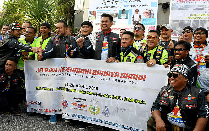 Deputy Home Minister Datuk Mohd Azis Jamman (C) poses for a photo following the launch of a Drug-Awareness Roadshow and Regatta Lepa Semporna Silver Jubilee Convoy Programme, in Kota Kinabalu, on April 24, 2019. — Bernama