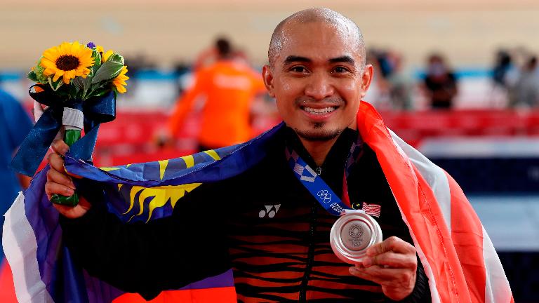 Silver medallist Malaysia’s Mohd Azizulhasni Awang poses with his medal after the men’s track cycling keirin final during the Tokyo 2020 Olympic Games at Izu Velodrome in Izu in Japan on Sunday. – BERNAMAPIX