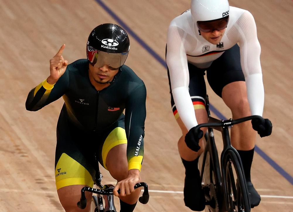 National track cycling ace Datuk Mohd Azizulhasni Awang kept Malaysia's hopes of a first Olympic gold medal alive on a sensational evening at the Izu Velodrome in Shizuoka here today. BERNAMAPIX