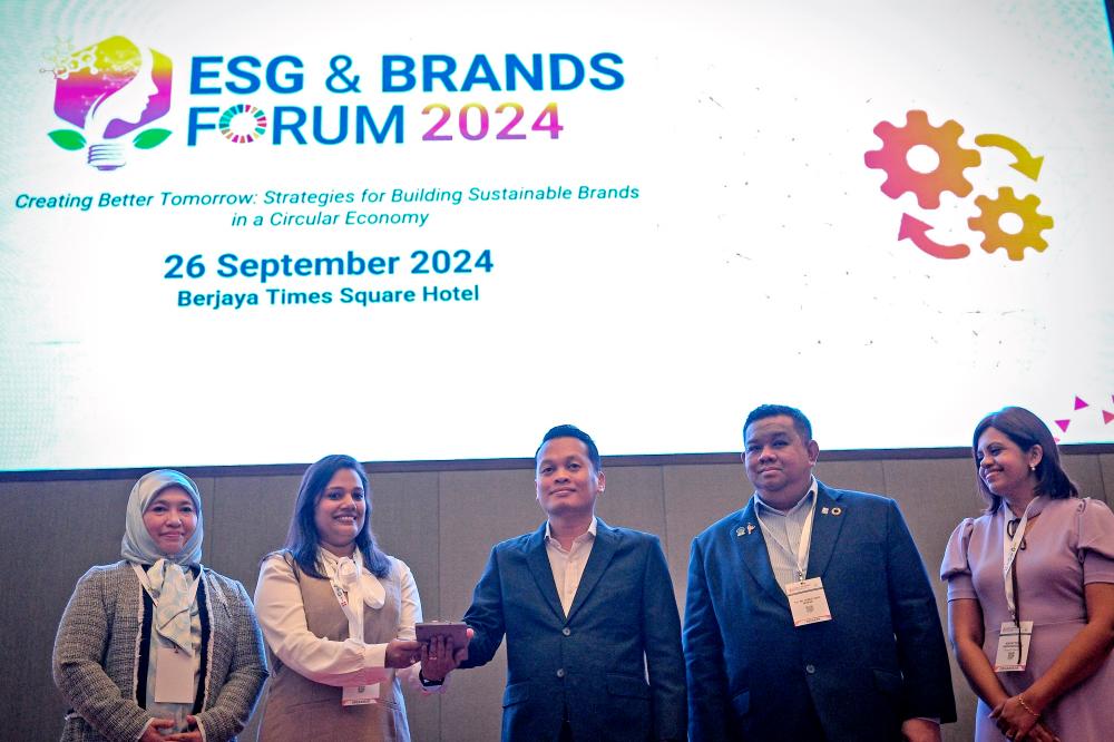 Nik Nazmi (centre) launching the ESG and Brands Forum 2024. – Bernamapic