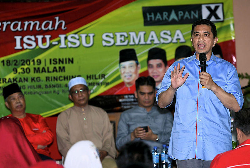PH vice-president Datuk Seri Mohamed Azmin Ali speaks during a ceramah in Semnyih last night. — Bernama