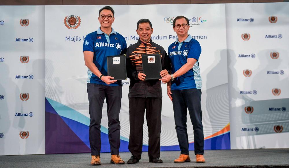 From left to right: Allianz Malaysia Berhad Chief Executive Officer, Sean Wang; NSC Director-General Datuk Ahmad Shapawi Ismail and Allianz Life Insurance Malaysia Berhad Chief Executive Officer, Charles Ong at the MOU signing ceremony between both parties.