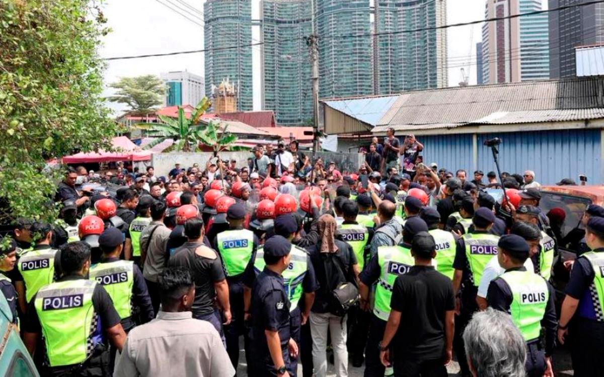 Suasana semasa operasi pengosongan rumah di Kampung Sungai Baru susulan arahan mahkamah. - BERNAMA
