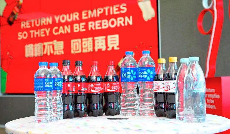 $!Leveraging its own facilities, Coca-Cola has become the first enterprise in Hong Kong to recycle plastic bottles into new ones. rPET bottles made from locally recycled plastics are used for new packaging at Coca-Cola’s production facility in Shatin.