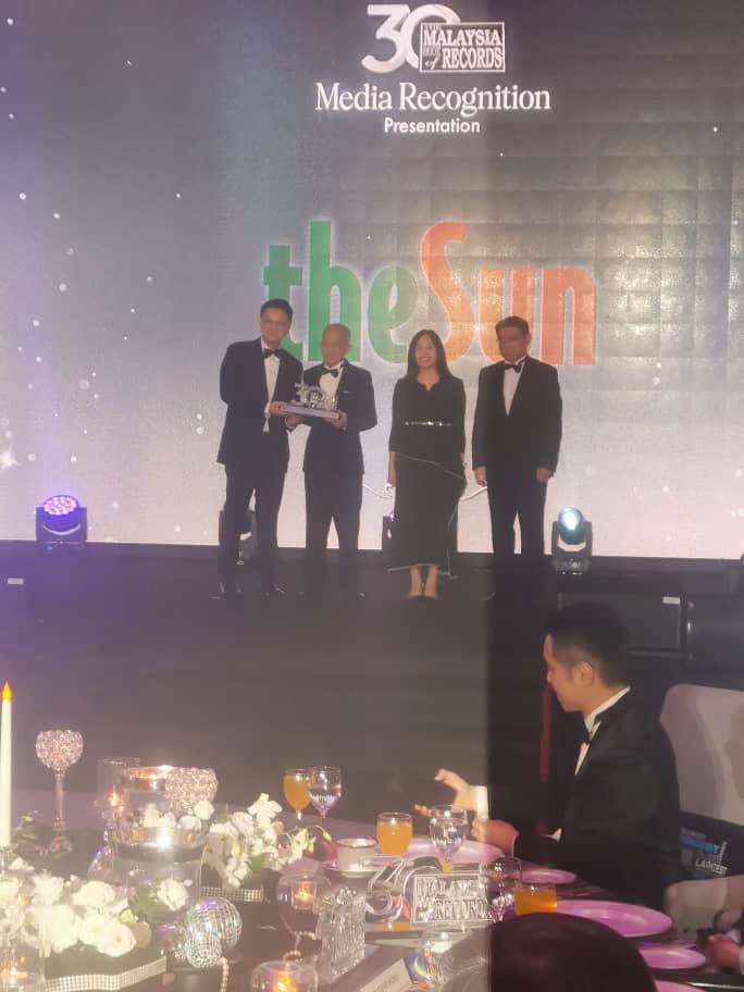 Sun Media Corp director Datuk Seri Azman Ujang receiving the token during MBR’s 30th Anniversary gala dinner.