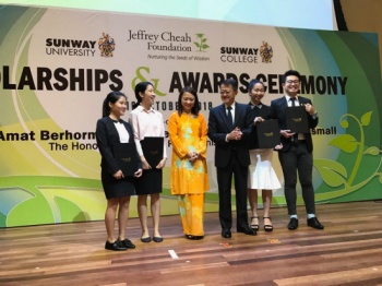 THE BEST &amp; BRIGHTEST ... Deputy Women, Family and Community Development Minister Hannah Yeoh and Tan Sri Jeffrey Cheah posing with recipients of ‘The Chancellors Scholarship’ during the Jeffrey Cheah Foundation Scholarship and Award Ceremony 2018 at Sunway College on Oct 12, 2018.