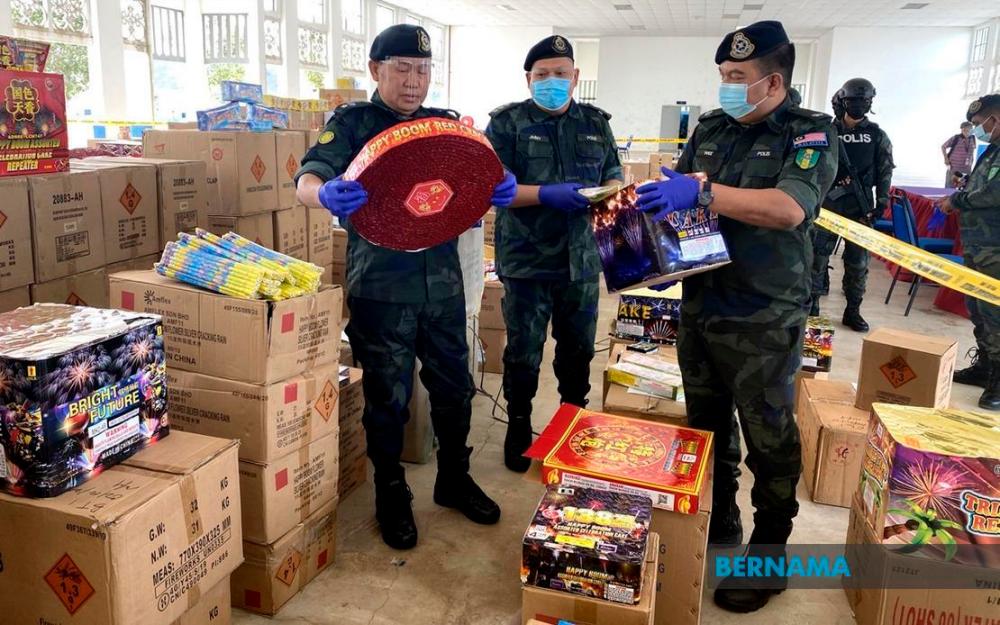 GOF seizes firecrackers, cigarettes, alcohol worth RM700,434 in Kluang
