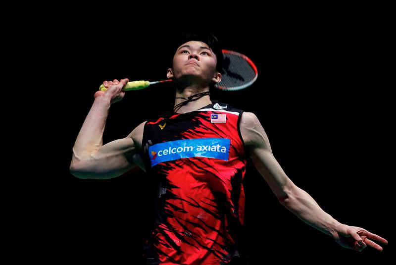 $!Malaysia’s Lee Zii Jia returns against Denmark’s Viktor Axelsen during the men’s singles final on the last day of the All England Open Badminton Championship at the Utilita Arena in Birmingham, central England, on March 21, 2021. / AFP.
