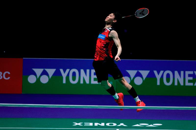 $!Malaysia’s Lee Zii Jia returns against Denmark’s Viktor Axelsen during the men’s singles final on the last day of the All England Open Badminton Championship at the Utilita Arena in Birmingham, central England, on March 21, 2021. / AFP