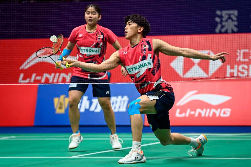 Malaysia’s Hoo Pang Ron (R) and Cheng Su Yin play against Hong Kong’s Tang Chun Man and Tse Ying Suet during the mixed doubles semi-final match of the BWF World Tour China Masters 2024 badminton tournament in Shenzhen, in southern China’s Guangdong province on November 23, 2024. - AFPPIX