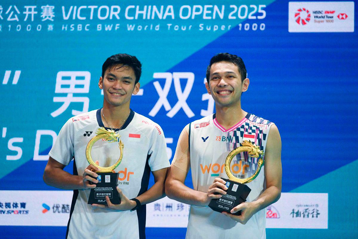 Indonesia’s Fajar Alfian (R) and Muhammad Shohibul Fikri celebrate after winning the men’s doubles final against Malaysia’s Aaron Chia and Soh Wooi Yik at the China Open badminton tournament in Changzhou, in China’s eastern Jiangsu province on July 27, 2025. (Photo by AFP)