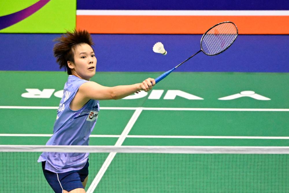 Goh Jin Wei of Malaysia hits a return against Han Yue of China in their women’s singles quarter-final match during the Hong Kong Open badminton tournament in Hong Kong on September 15, 2023. AFPPIX