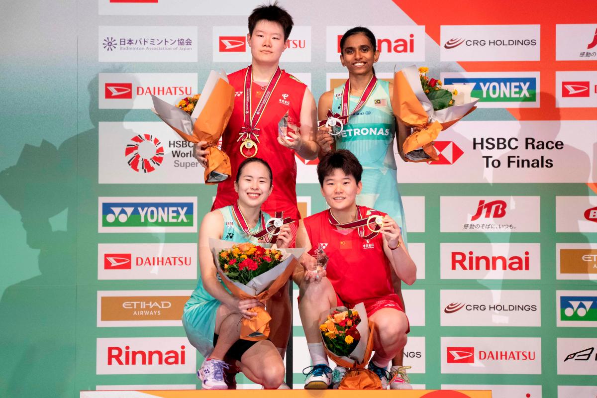 Gold medallists China's Liu Shengshu and Tan Ning and silver medallists Malaysia’s Pearly Tan and Thinaah Muralithara pose on the podium after their women's doubles final match on the final day of the Japan Open badminton tournament at Tokyo Gymnasium in Tokyo on July 20, 2025. - Yuichi YAMAZAKI / AFP $!Gold medallists China's Liu Shengshu and Tan Ning and silver medallists Malaysia’s Pearly Tan and Thinaah Muralithara pose on the podium after their women's doubles final match on the final day of the Japan Open badminton tournament at Tokyo Gymnasium in Tokyo on July 20, 2025. - Yuichi YAMAZAKI / AFP