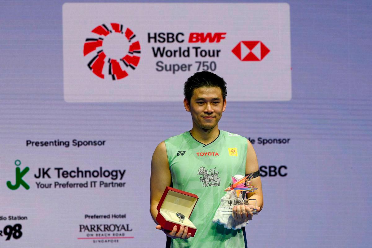 Kunlavut Vitidsarn of Thailand poses after his victory against Lu Guangzu of China in the men’s singles final at the Singapore Open badminton tournament in Singapore on June 1, 2025. (Photo by Roslan RAHMAN / AFP)
