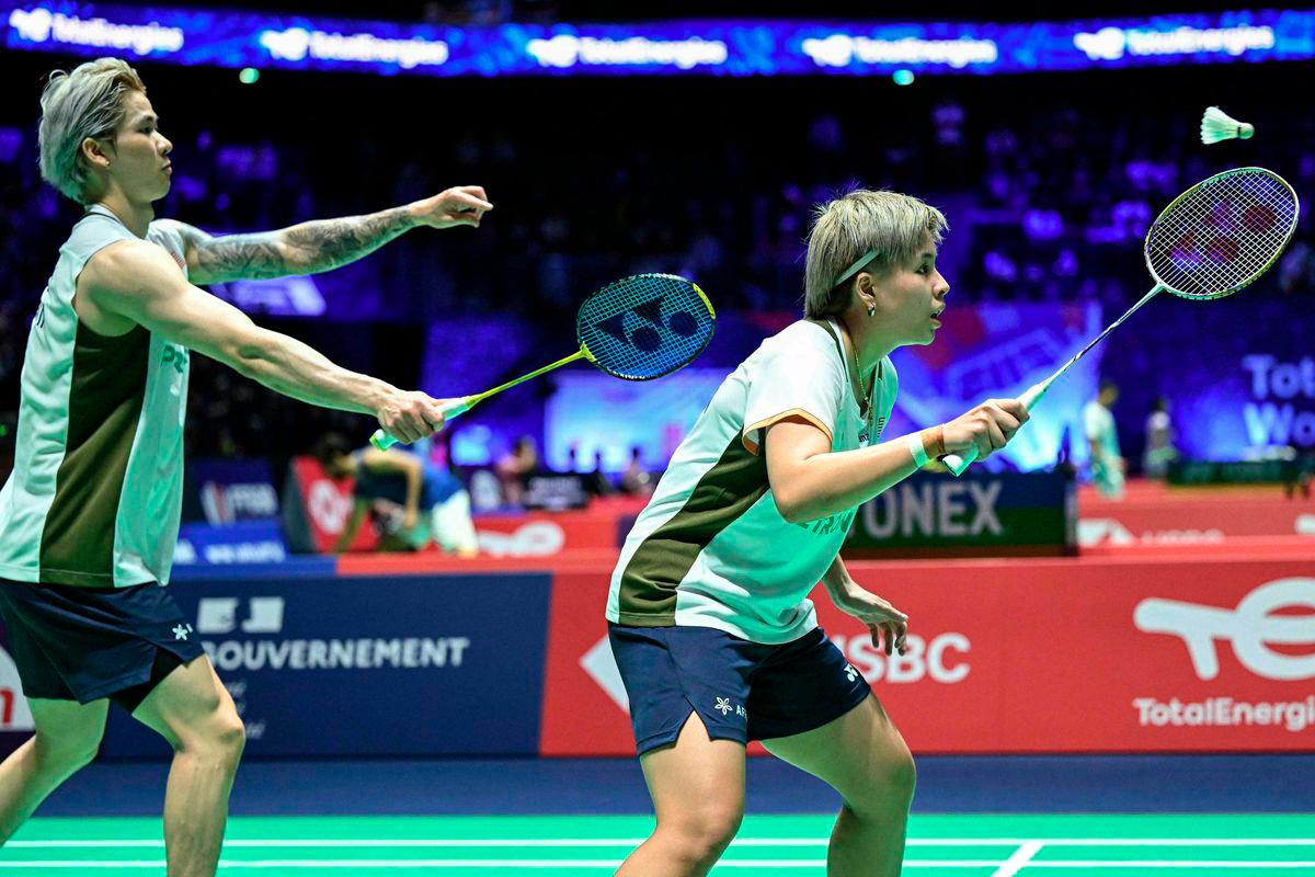 Malaysia's Chen Tang Jie (L) and Toh Ee Wei (R) return the ball to Indonesia's Jafar Hidayatullah and Felisha Pasaribu (unseens) during their mixed double match at the Badminton BWF World Championships at the Adidas Arena in Paris, on August 28, 2025. - AFP