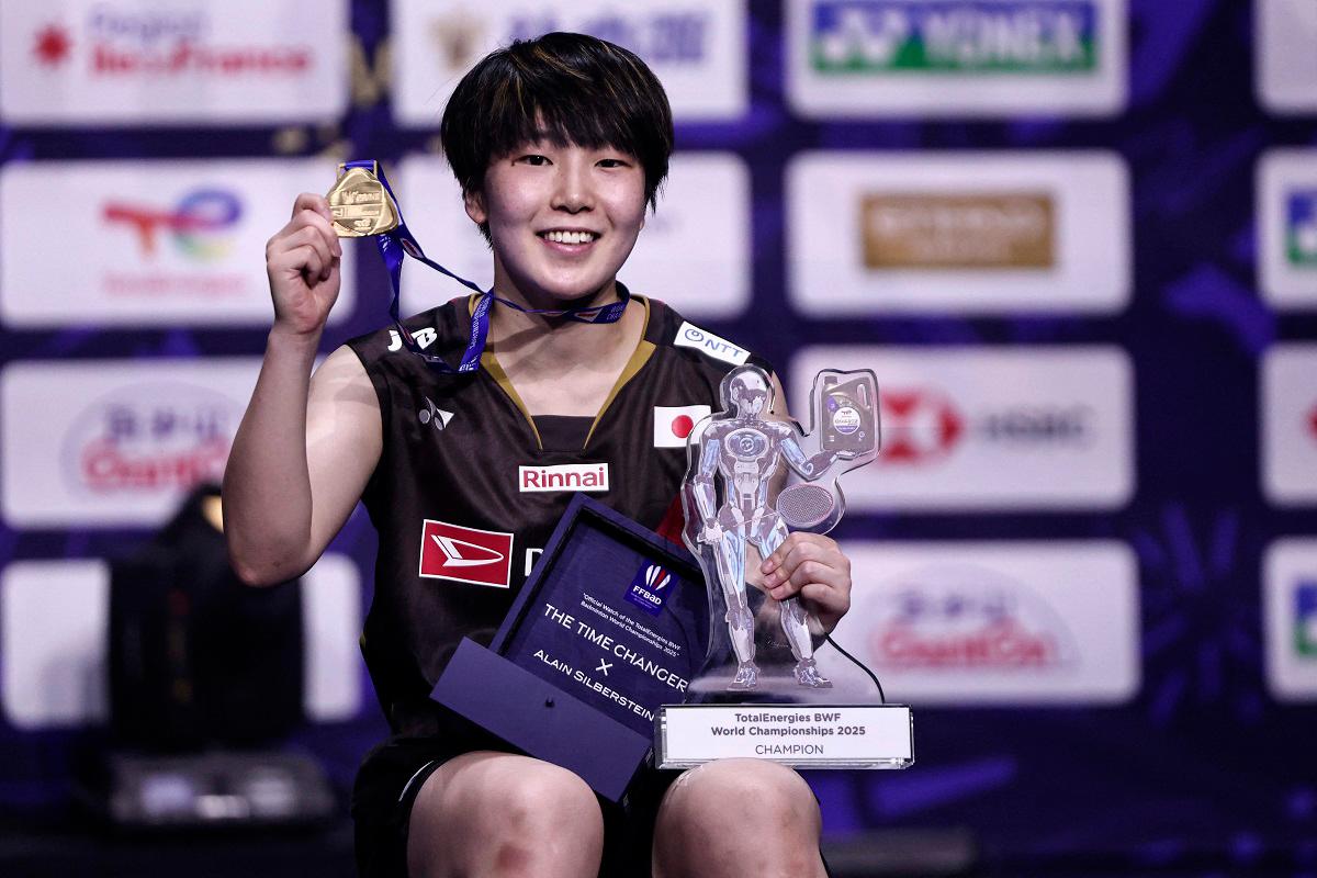 Japan’s Akane Yamaguchi holds her trophies as she celebrates on the podium after beating China’s Chen Yu Fei during the women’s singles final match at the Badminton BWF World Championships at the Adidas Arena in Paris, on August 31, 2025. - Thibaud MORITZ / AFP