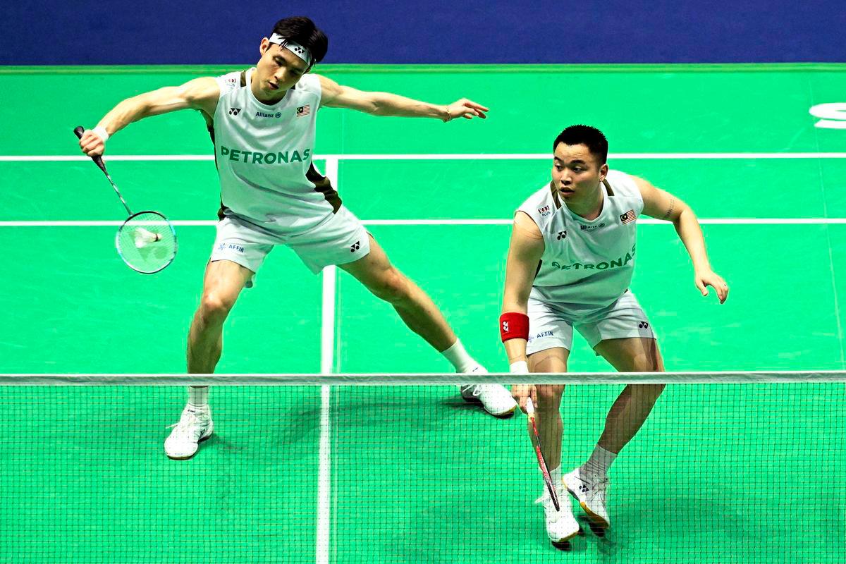 Malaysia’s Aaron Chia and Wooi Yik Soh return the shuttlecock as they play against India’s Satwiksairaj Rankireddy and Chirag Shetty in the men’s double quarter-final match at the Badminton BWF World Championships at the Adidas Arena in Paris, on August 29, 2025. (Photo by Bertrand GUAY / AFP)