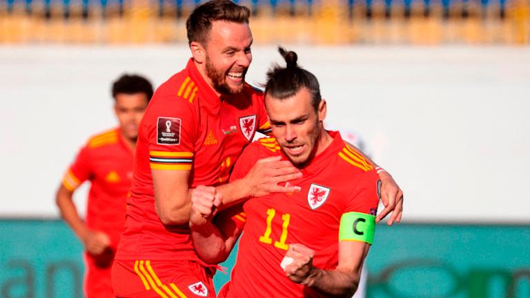 Wales’ Gareth Bale (right) celebrates after scoring the opening goal from the penalty spot during the FIFA World Cup Qatar 2022 qualification match against Belarus. – AFPPIX