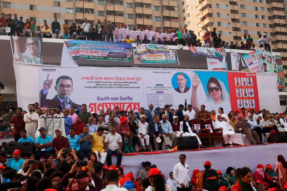 Pemimpin Parti Nasionalis Bangladesh (BNP) Khandaker Mosharraf Hossain (di lectern L) bercakap semasa perhimpunan bahagian terakhir parti itu di Dhaka pada 10 Disember 2022. fotoAFP