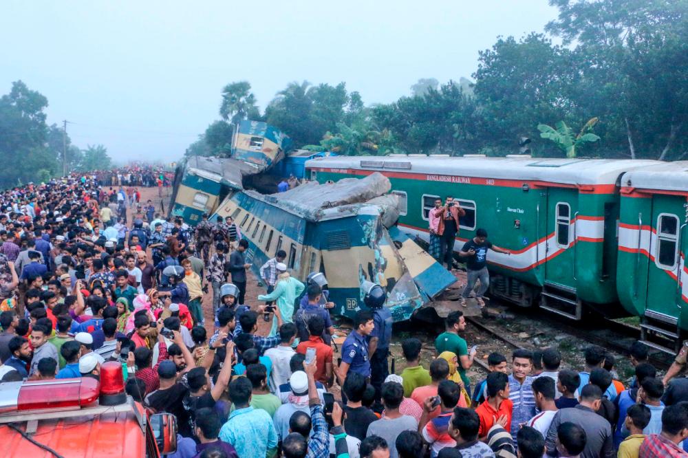 Bystanders look on after a train collided with another train in Brahmanbaria some 130 kms from Dhaka on November 12, 2019. - AFP