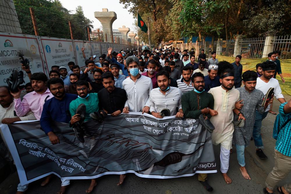 Protestors shout slogans during a demonstration following the death in jail of Bangladeshi writer Mushtaq Ahmed months after his arrest under internet laws which critics say are used to muzzle dissent, in Dhaka on February 26, 2021. - AFP