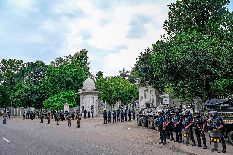 Bangladeshi soldiers and Rapid Action Battalion stand guard at the Supreme Court of Bangladesh, amid the anti-quota protests in Dhaka on July 21, 2024. Bangladesh’s top court on July 21 pared back, but fell short of public demands to abolish, contentious civil service hiring rules that sparked nationwide clashes between police and university students that have killed 151 people. - AFPpix