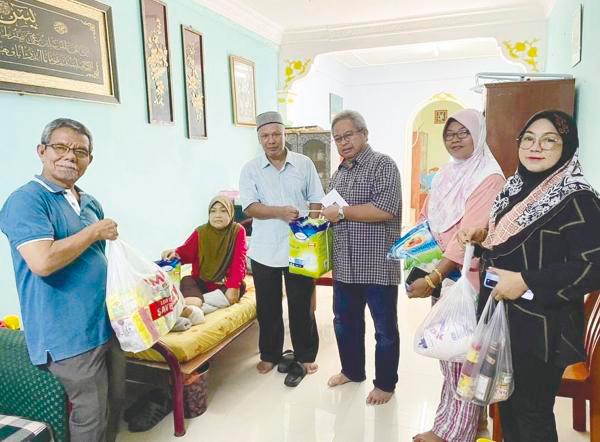Shamshukahar (third from right) extends aid to those in need of help.