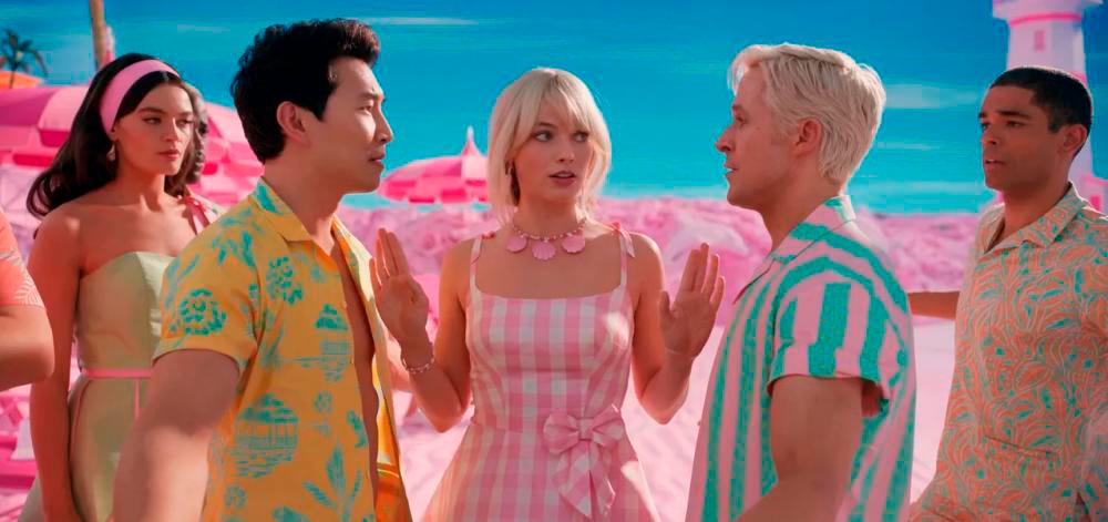 Barbie breaking up a fight between the Kens. – Warner Bros Pictures