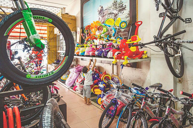 SME dependent on imports, for example, toys, apparel, machinery and other manufacturers and retailers, face supply chain disruptions and skyrocketing costs. – AFPpix