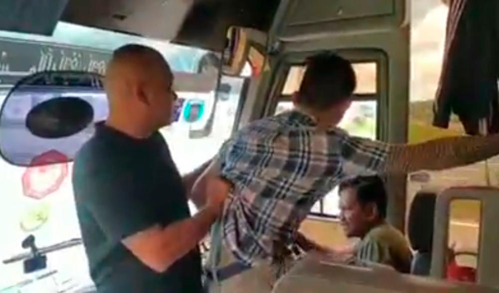 (Video) Road bullies attack bus operator and police officers