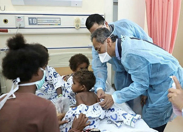 YB DS Dr Dzulkefly Ahmad (right) in Hospital Gua Musang in accordance with the Kuala Koh Orang Asli spread of pneumonia case.
