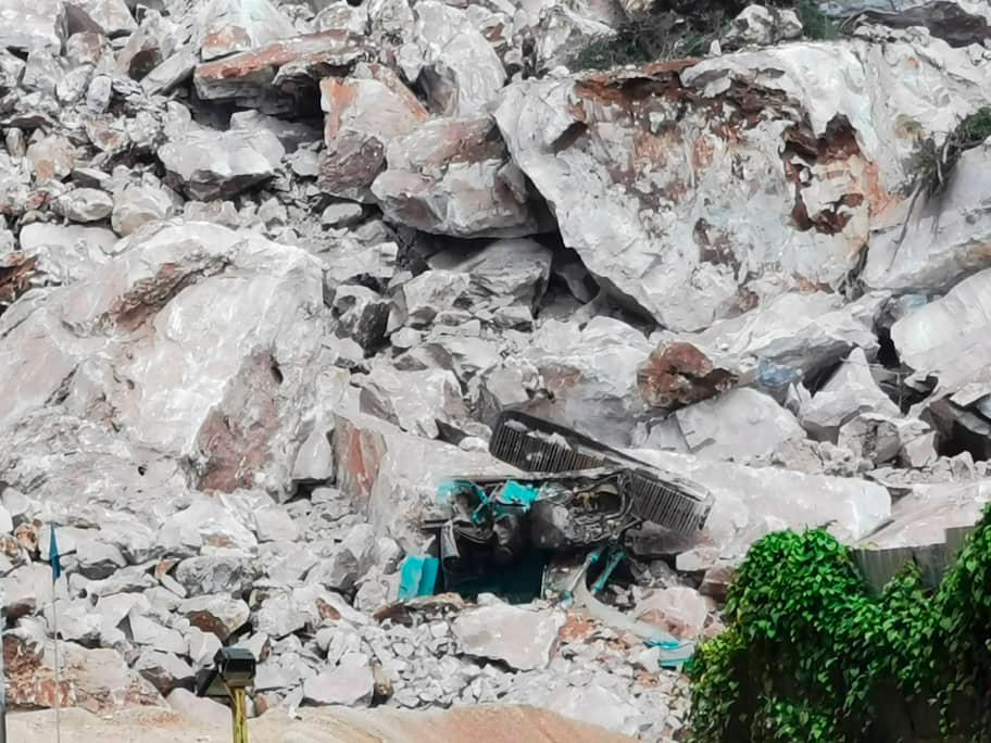 Falling rocks at quarry kill worker