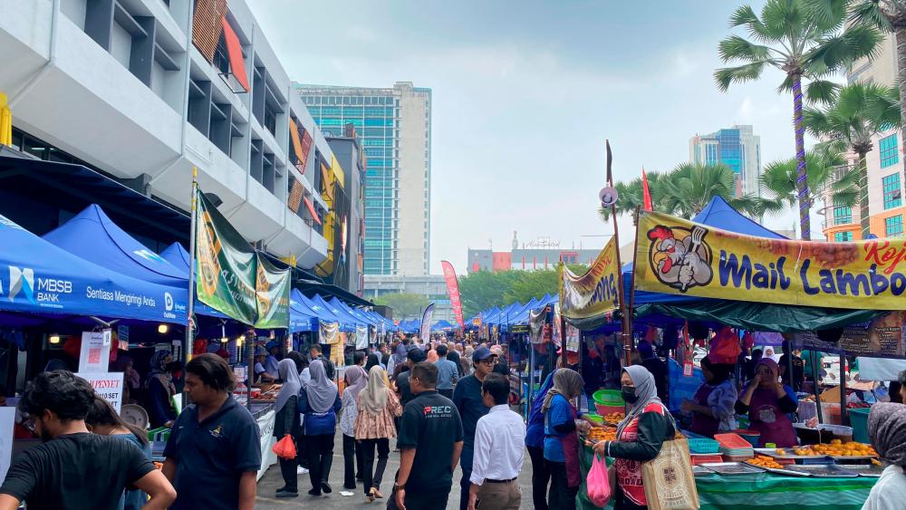 $!The popular Shah Alam Ramadan bazaar, located near SACC Mall and Plaza Alam Sentral, opens as early as 3pm.