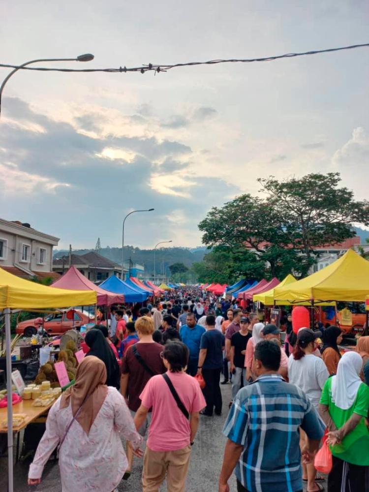 $!This Ramadan bazaar in Selayang includes a large number of stalls selling a variety of popular foods.