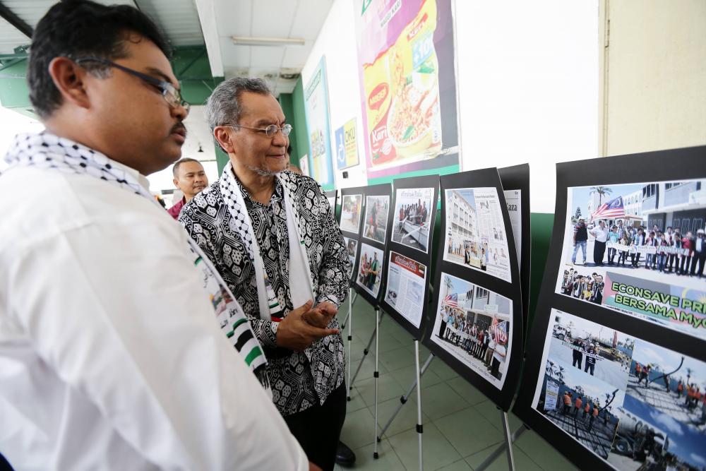 Health Minister Datuk Seri Dr Dzulkefly Ahmad (2L) is having a look at the Safe Gaza exhibition while briefed by Econsave Cash and Carry Supermarket General Manager Mas Imran Adam (L) during the Econsave Econsave Medical4Gaza Fund Launching at Econsave Puncak Alam, on Feb 10, 2019. — BBX image