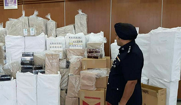 Smuggled cigarettes seized by the Port Klang Marine Police Force (PPM) after arresting a man. - BBXpress