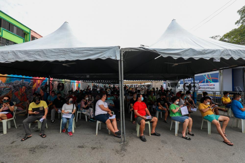 Pasar Borong Kuala Lumpur Traders and Local Workers lineup for registration during MYMedic@Wilayah Vaccine Mobile Truck in Pasar Borong Kuala Lumpur/ASYRAF RASID/THESUN