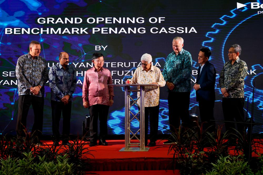 Penang Yang Dipertua Negeri Tun Ahmad Fuzi Abdul Razak (centre) signs a plaque at the opening of Benchmark Electronics’ new facility at Batu Kawan. Third from right is Penang Chief Minister Chow Kon Yeow (tiga, kiri), and second from left is Bala. – Bernamapic