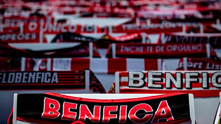 Benfica hold on with 10 men at PSV to reach Champions League