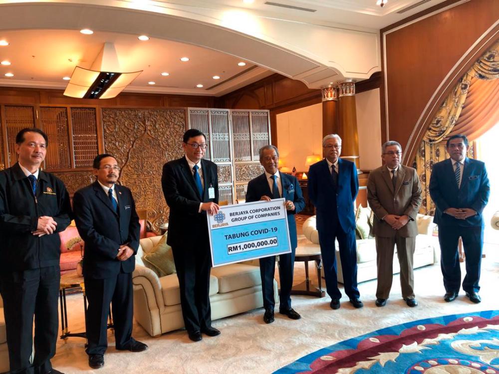 Datuk Seri Robin Tan (3rd from left) presenting the mock cheque to Prime Minister Tan Sri Muhyiddin Yassin, accompanied by Health Minister Datuk Seri Dr Adham Baba (2nd from right) and Defence Minister Datuk Seri Ismail Sabri Yaakob (3rd from right).