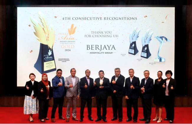 Berjaya Land Berhad Group CEO Syed Ali Shahul Hameed (centre) and Berjaya Hospitality Group general manager Pravir (fifth from left) share a celebratory moment with the team’s management.