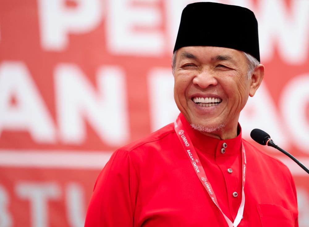 BAGAN DATUK, 18 Mac -- Presiden Umno yang juga Timbalan Perdana Menteri Datuk Seri Dr Ahmad Zahid Hamidi ketika berucap pada Mesyuarat Perwakilan UMNO Bahagian Bagan Datuk di Kompleks UMNO Bagan Datuk hari ini. - fotoBERNAMA