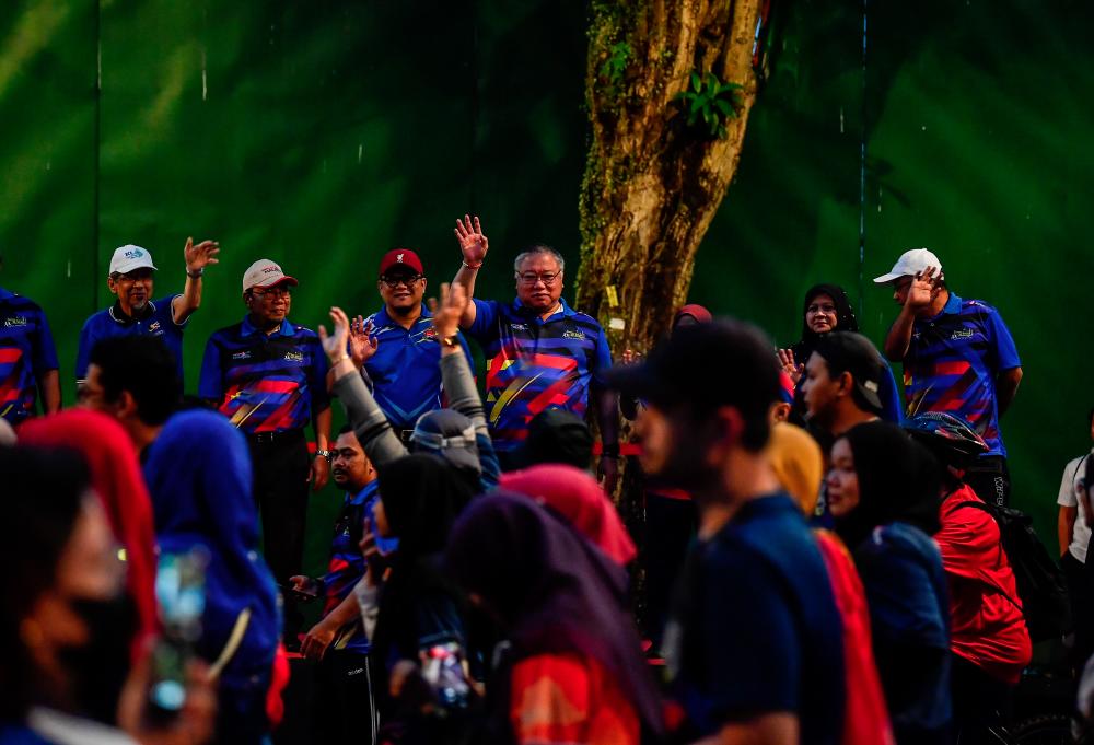 KUALA LUMPUR, 26 Feb -- Menteri Pelancongan, Seni dan Budaya, Datuk Seri Tiong King Sing (tengah) melepaskan para peserta pada Program Larian dan Majlis Pelancaran Lagu Kempen 'Ini Lah Masanya Cuti-Cuti Malaysia' di Dataran DBKL hari ini. - fotoBERNAMA