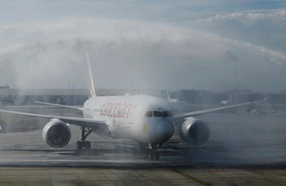 SEPANG, March 26 -- Malaysia welcomes Ethiopian Airlines flight, Boeing 787s with a water cannon salute after safely arrived at Kuala Lumpur International Airport (KLIA) Terminal 1 today. - BERNAMAPIX